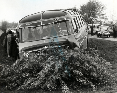 602883 Afbeelding van een verongelukte autobus na een botsing met een tegemoetkomende auto op de Koningsweg te Utrecht.